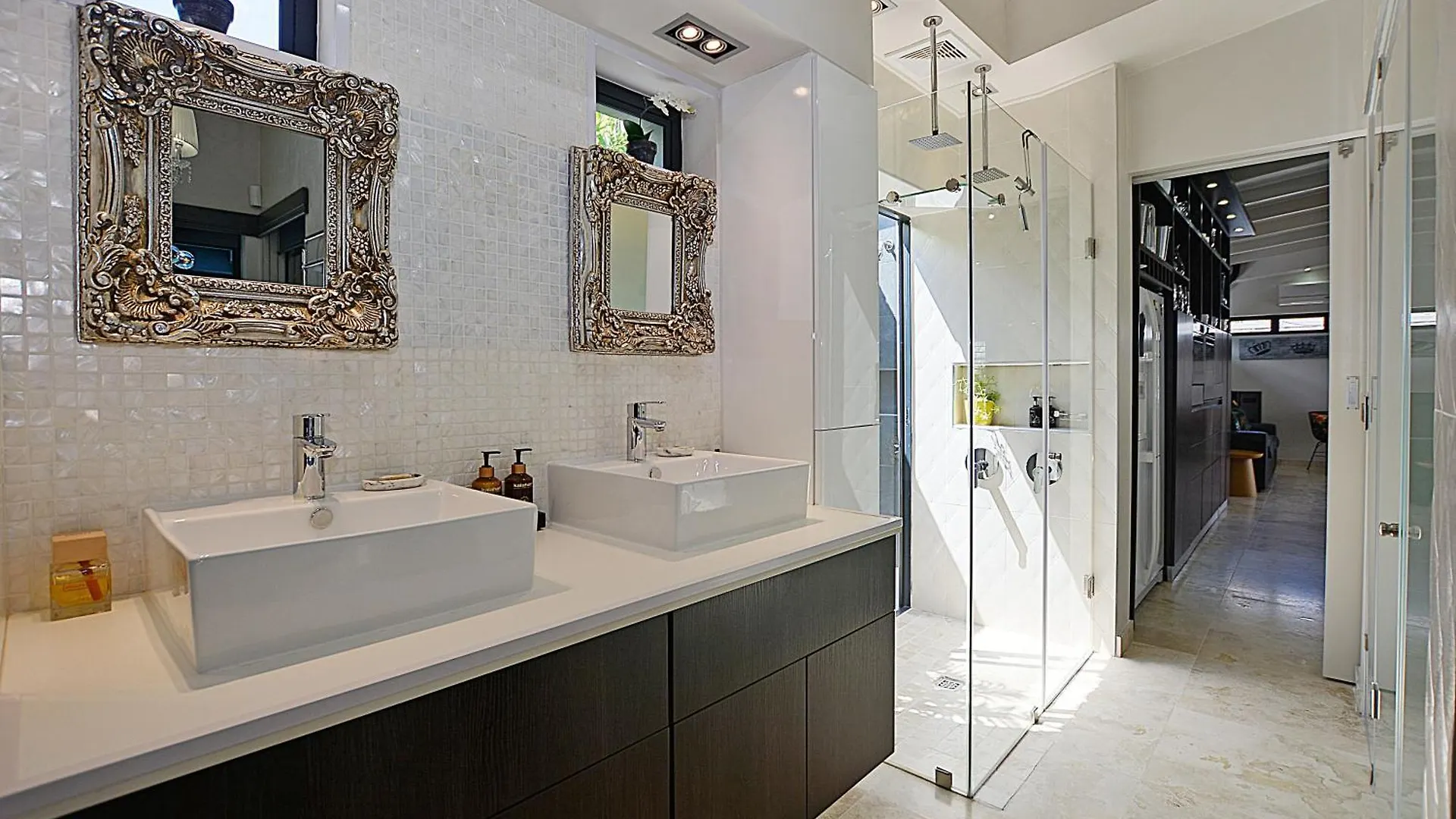 Appartement Crown Comfort - Affordable Luxury - Private Heated Pool & Hot Tub Under Roof Le Cap