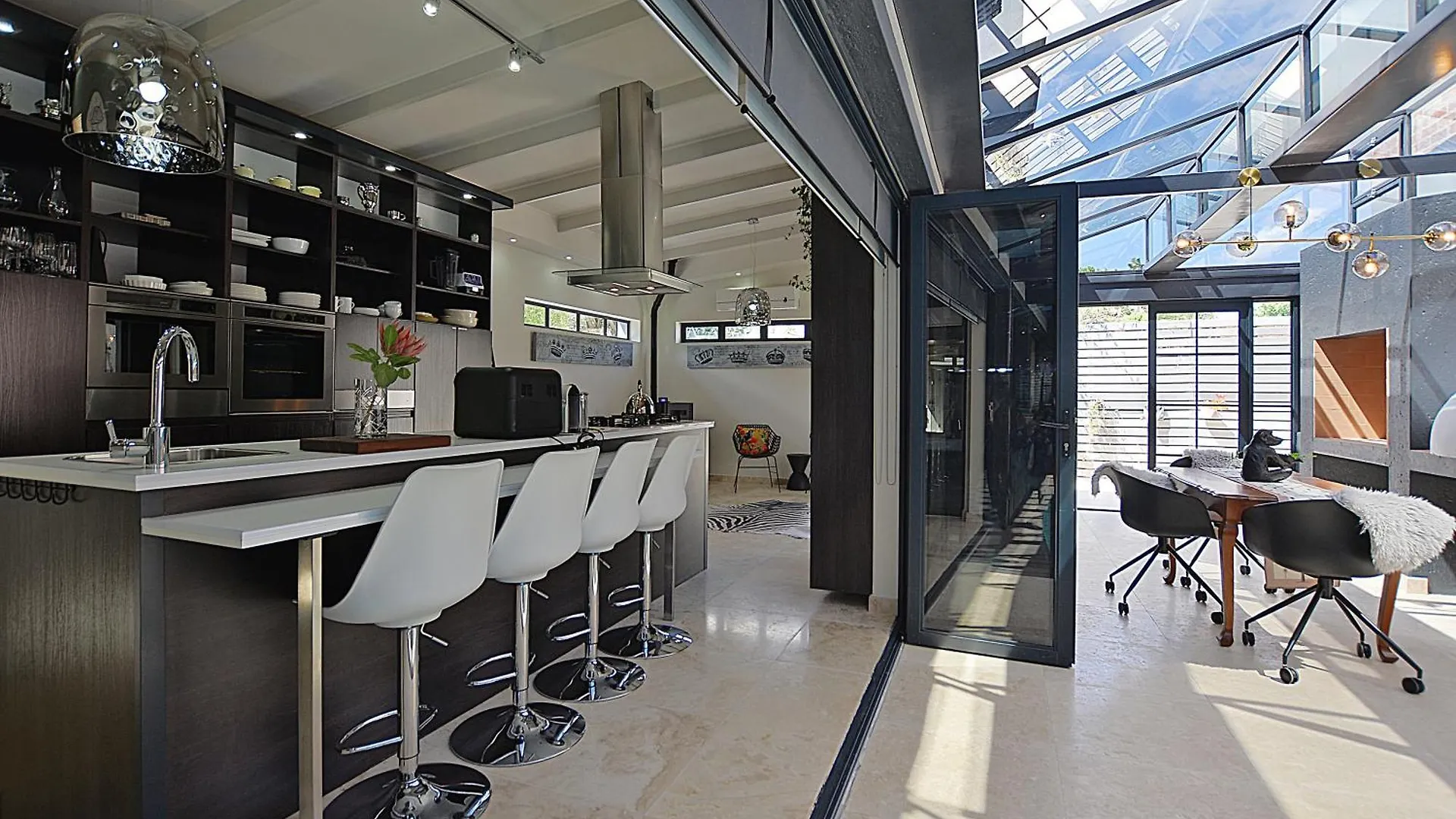 Crown Comfort - Affordable Luxury - Private Heated Pool & Hot Tub Under Roof Cape Town Apartment
