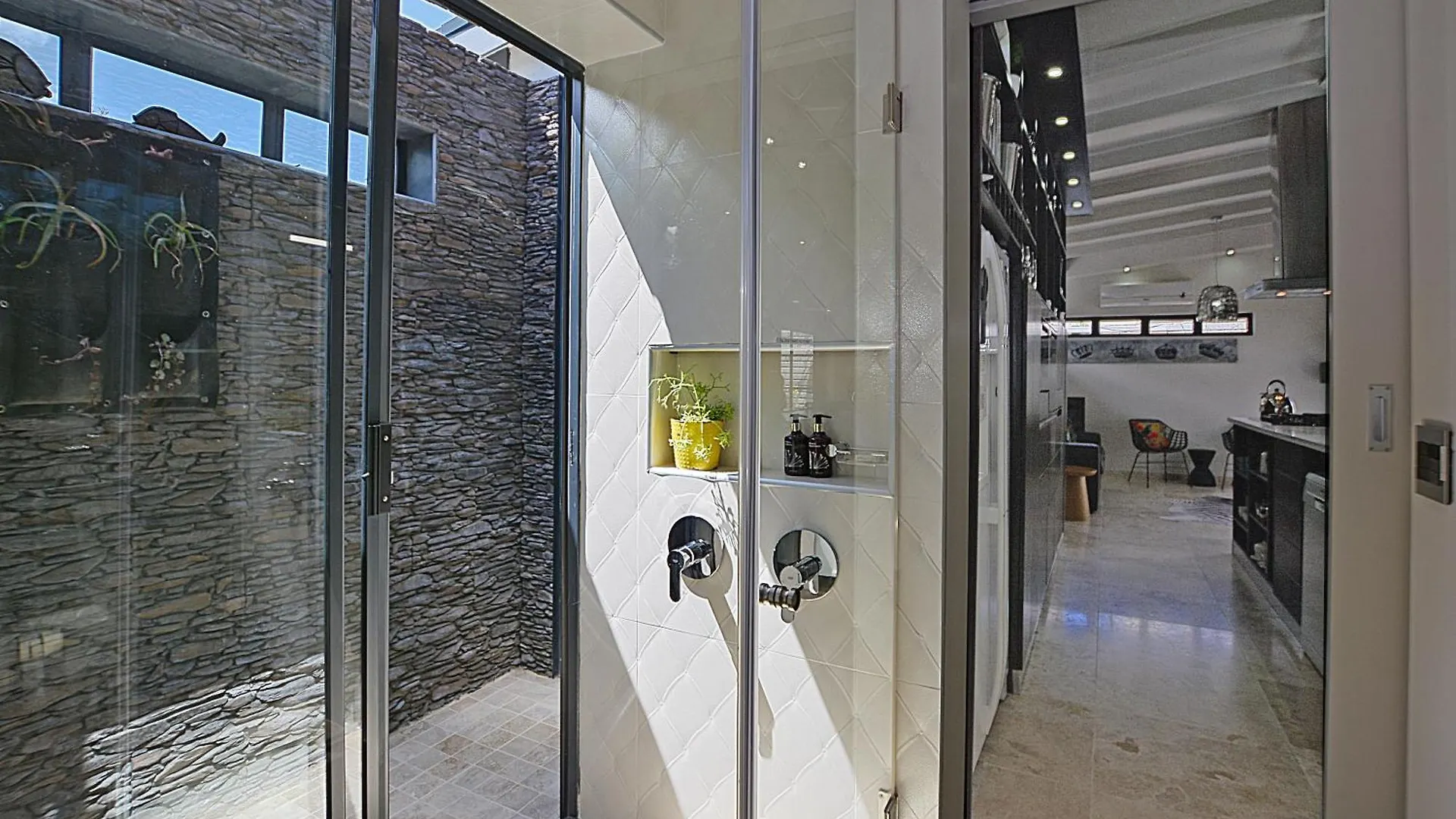 Crown Comfort - Affordable Luxury - Private Heated Pool & Hot Tub Under Roof Cape Town Apartment