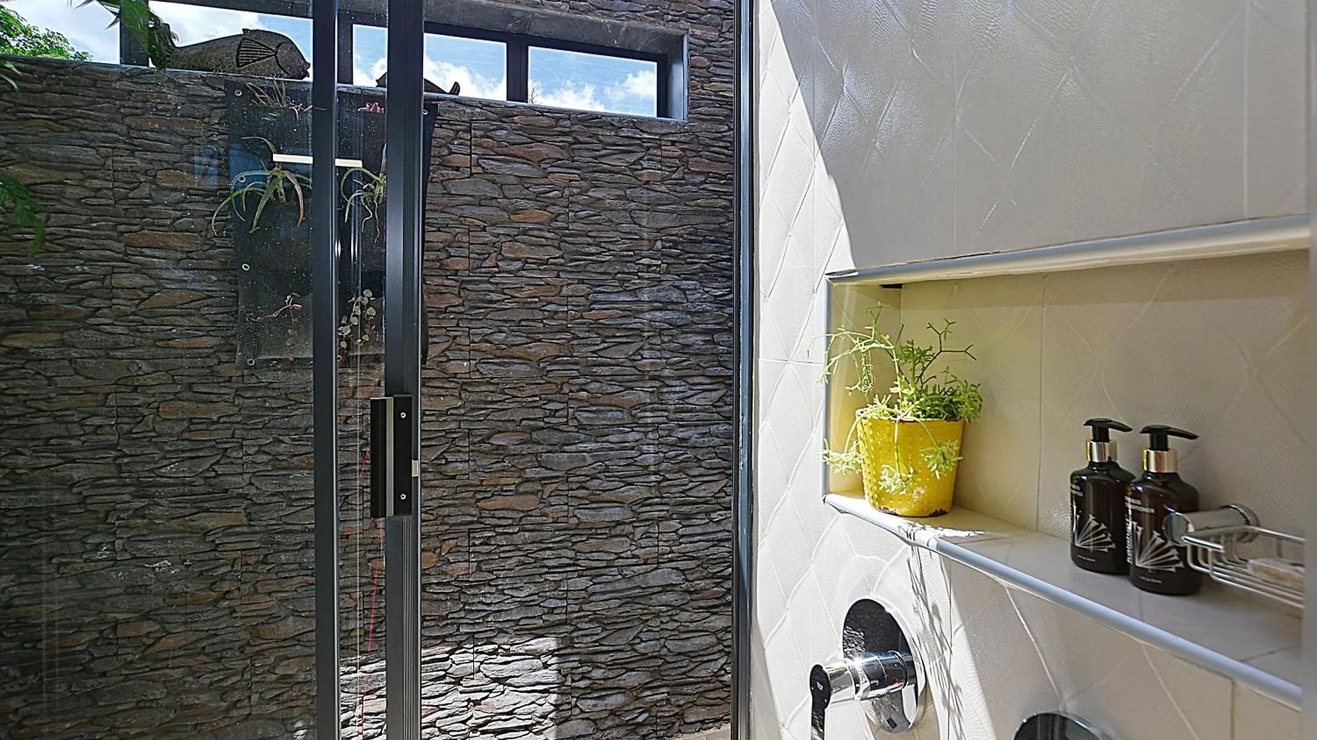 Crown Comfort - Affordable Luxury - Private Heated Pool & Hot Tub Under Roof Cape Town Apartment