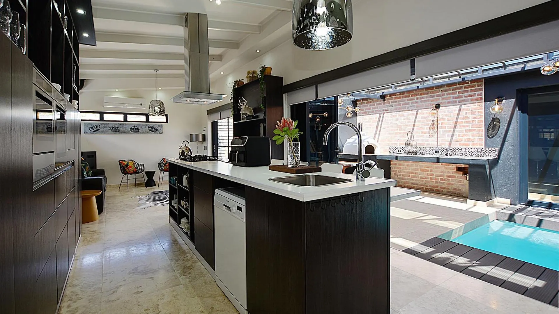 Crown Comfort - Affordable Luxury - Private Heated Pool & Hot Tub Under Roof Cape Town Apartment