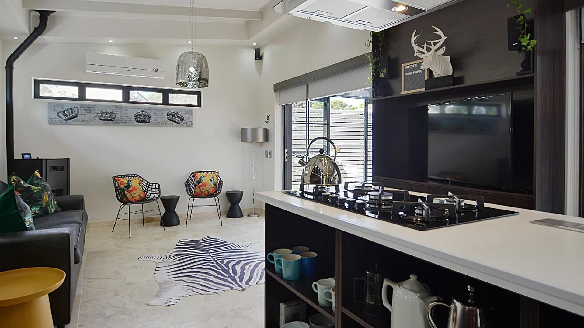 Apartment Crown Comfort - Affordable Luxury - Private Heated Pool & Hot Tub Under Roof Cape Town