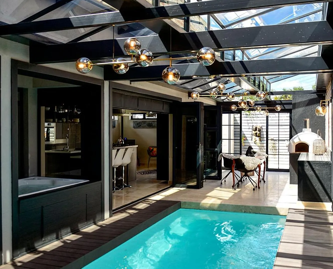 Crown Comfort - Affordable Luxury - Private Heated Pool & Hot Tub Under Roof Cape Town