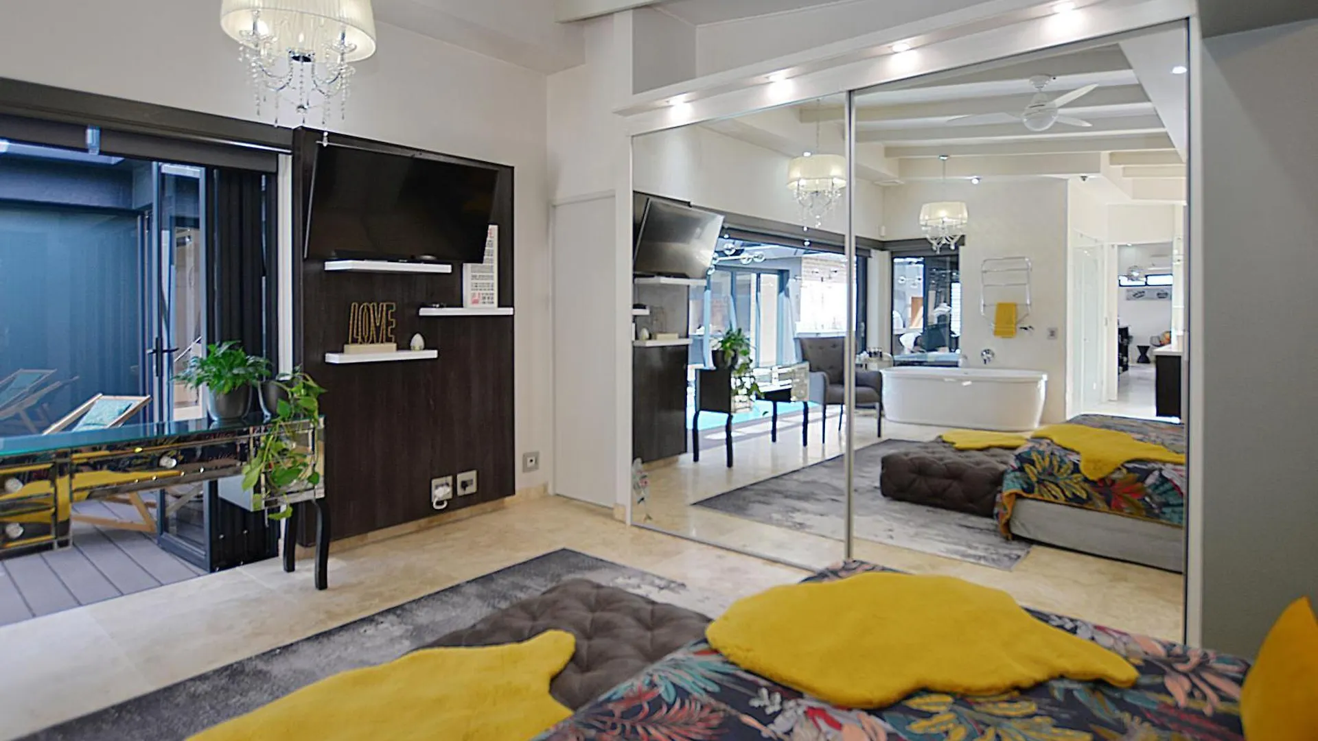 Crown Comfort - Affordable Luxury - Private Heated Pool & Hot Tub Under Roof Cape Town Apartment