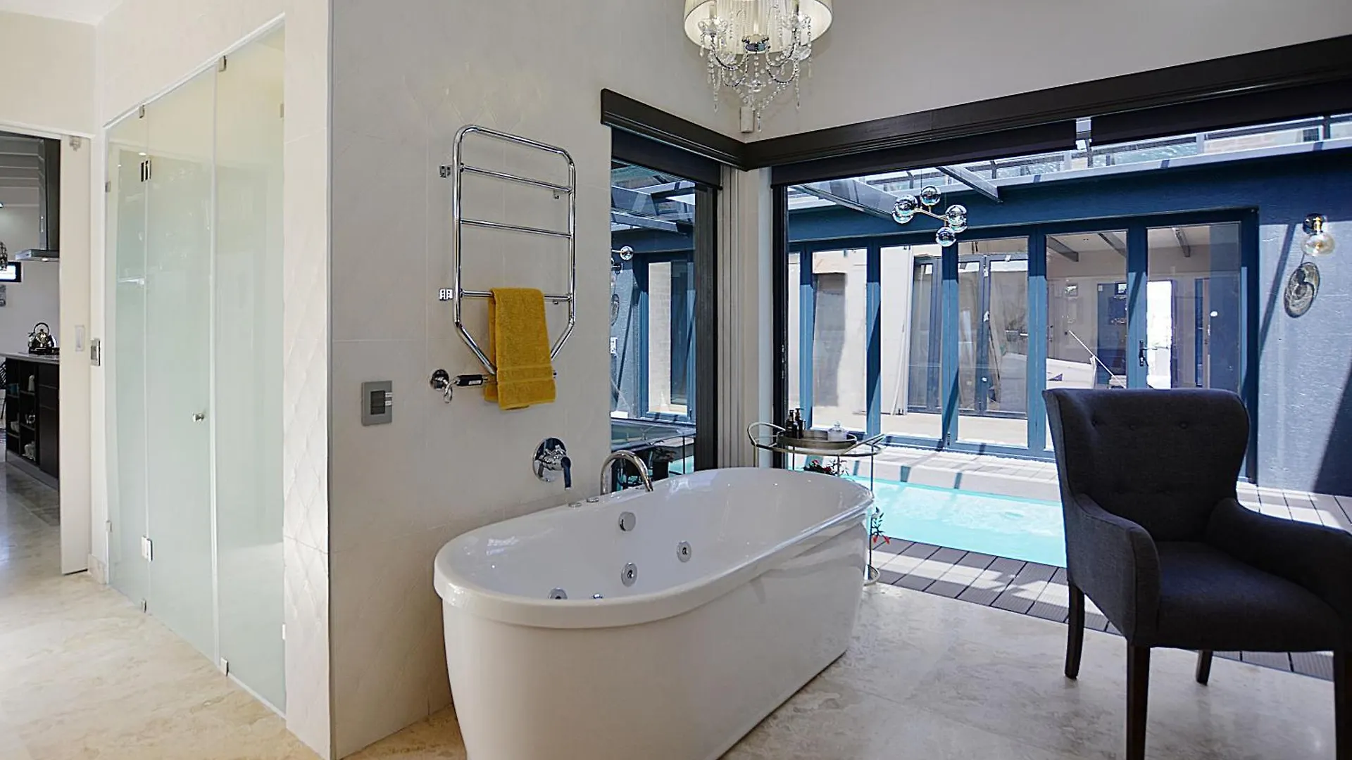 Crown Comfort - Affordable Luxury - Private Heated Pool & Hot Tub Under Roof Cape Town