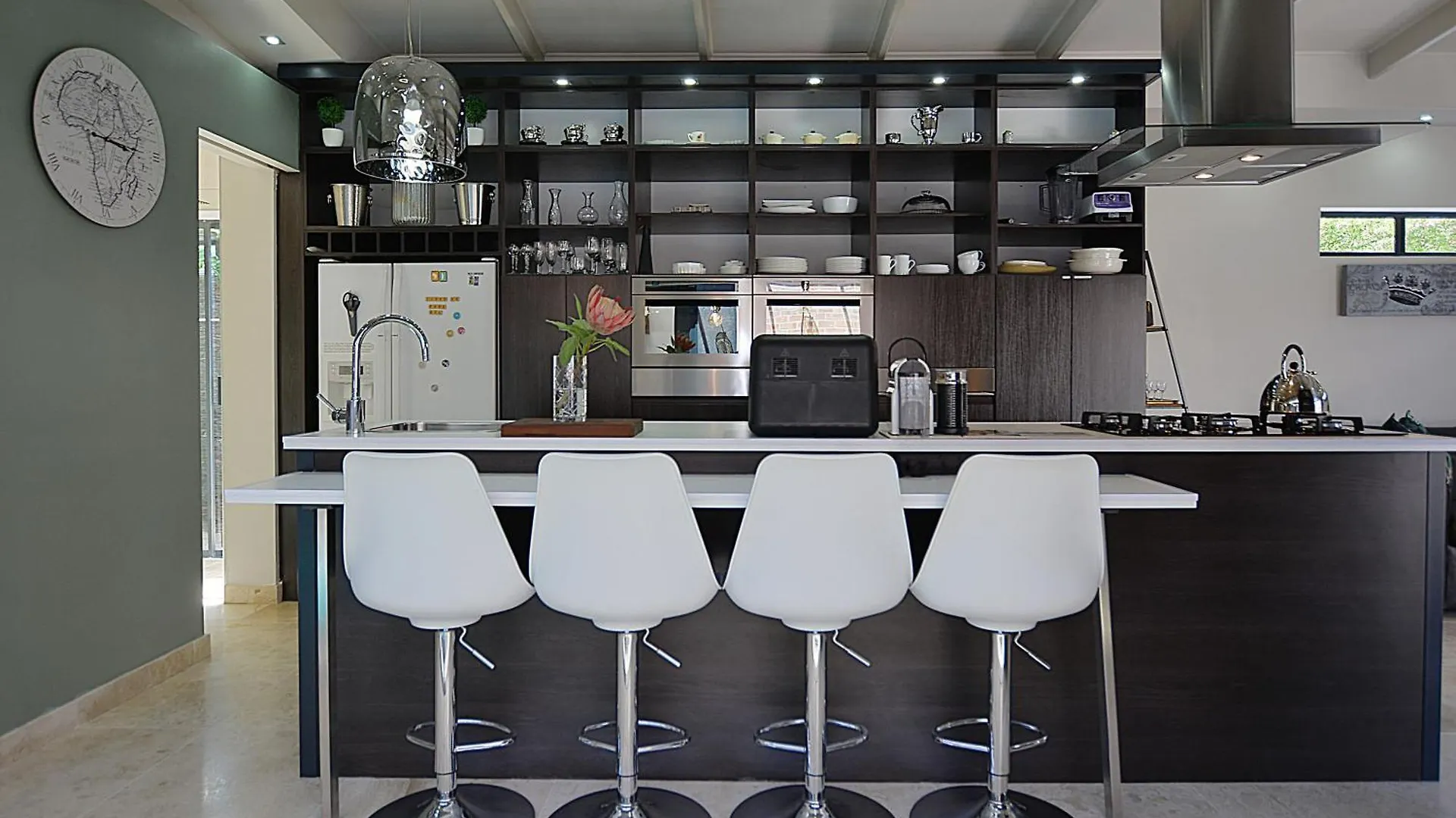 Apartment Crown Comfort - Affordable Luxury - Private Heated Pool & Hot Tub Under Roof Cape Town