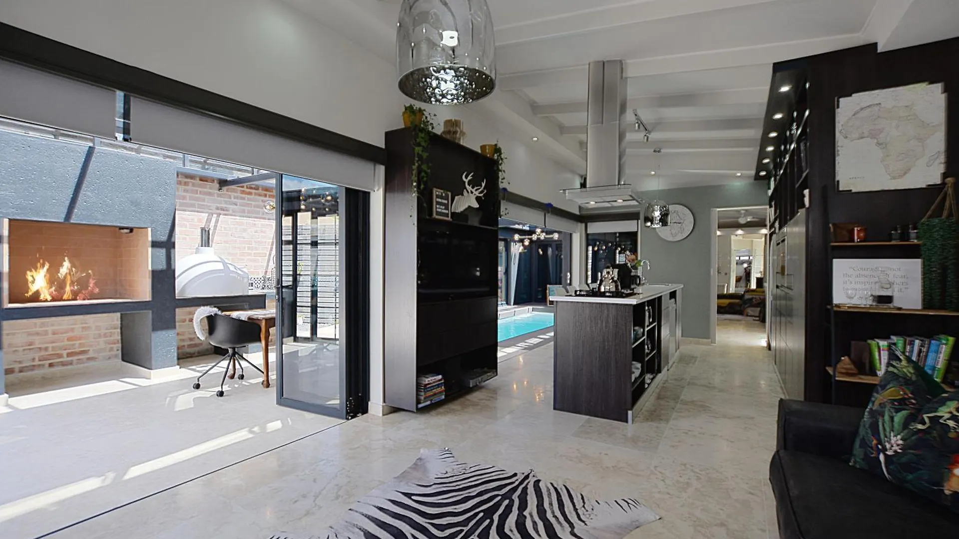 Crown Comfort - Affordable Luxury - Private Heated Pool & Hot Tub Under Roof Cape Town