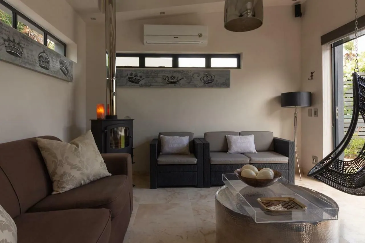 Crown Comfort - Affordable Luxury - Private Heated Pool & Hot Tub Under Roof Cape Town