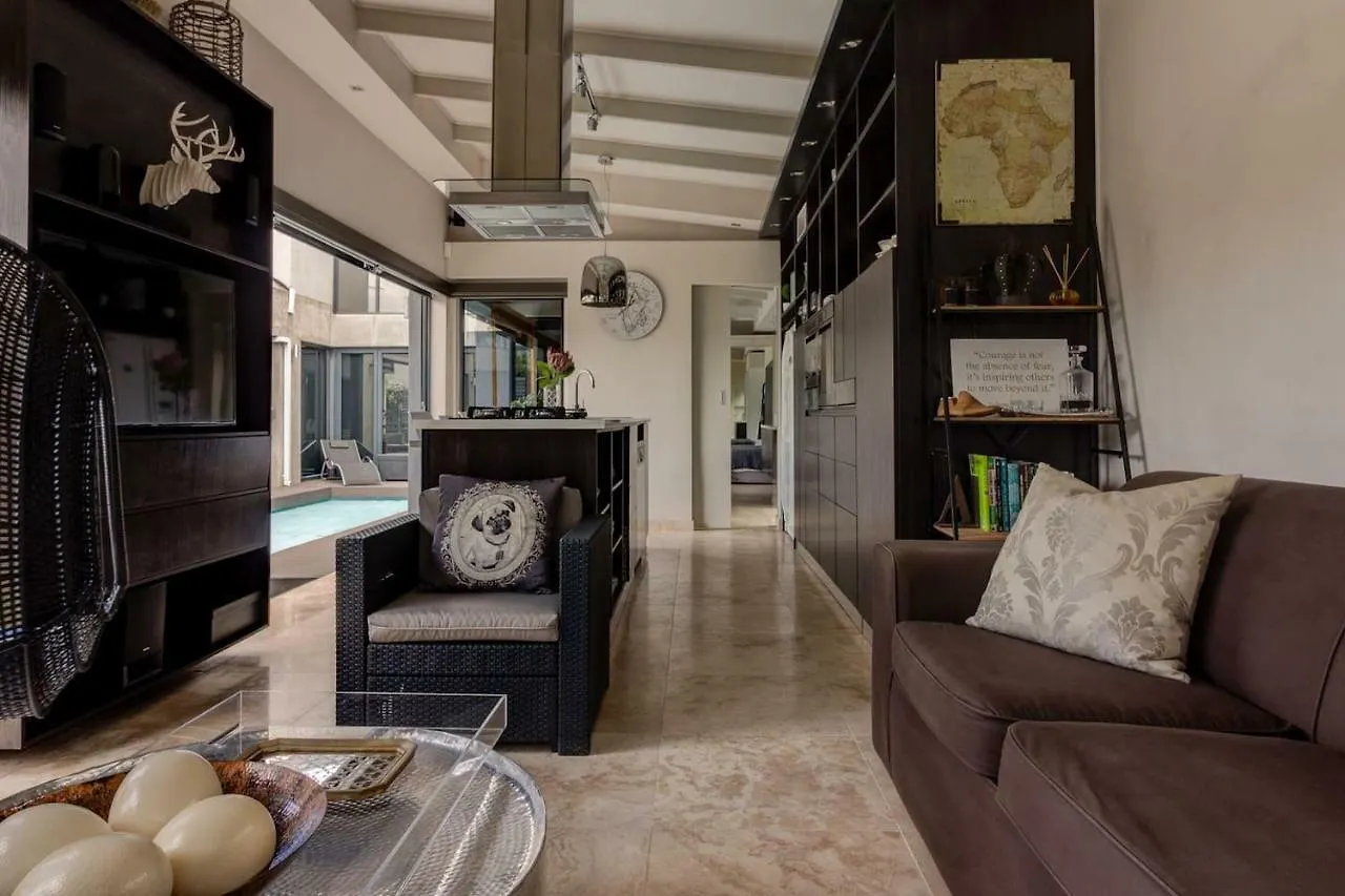 Crown Comfort - Affordable Luxury - Private Heated Pool & Hot Tub Under Roof Cape Town 0*,