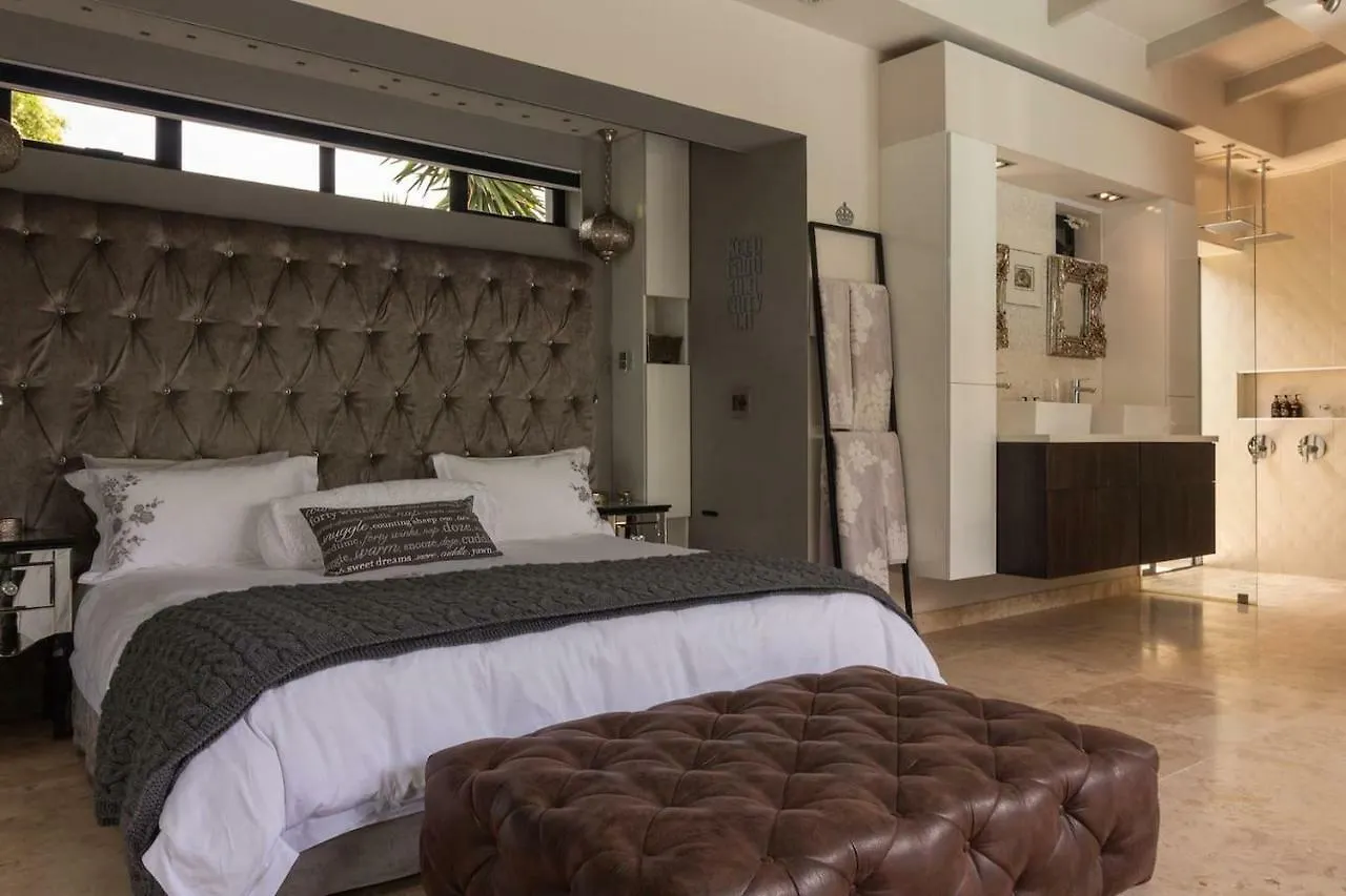 Crown Comfort - Affordable Luxury - Private Heated Pool & Hot Tub Under Roof Cape Town Apartment