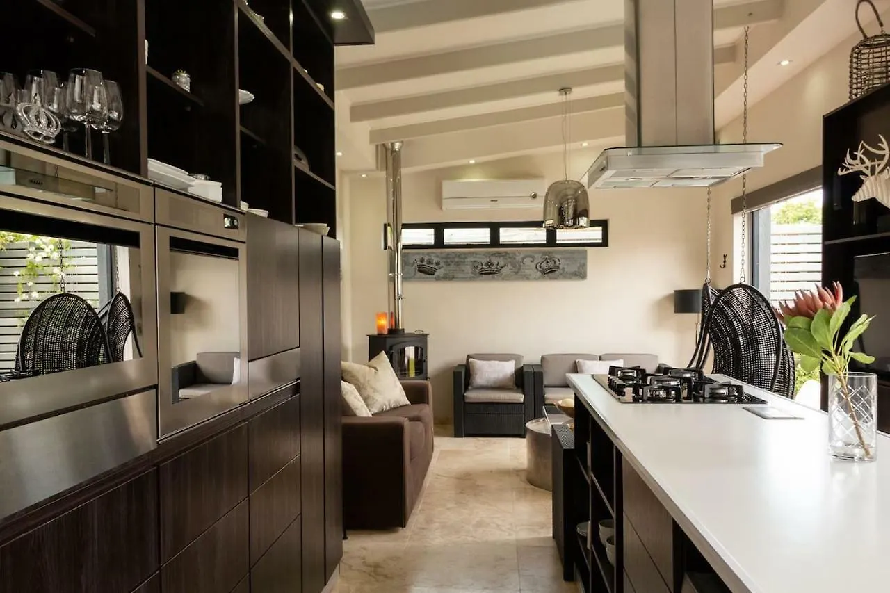 Apartment Crown Comfort - Affordable Luxury - Private Heated Pool & Hot Tub Under Roof Cape Town