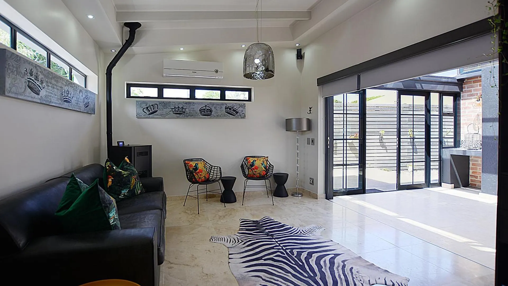 Crown Comfort - Affordable Luxury - Private Heated Pool & Hot Tub Under Roof Cape Town