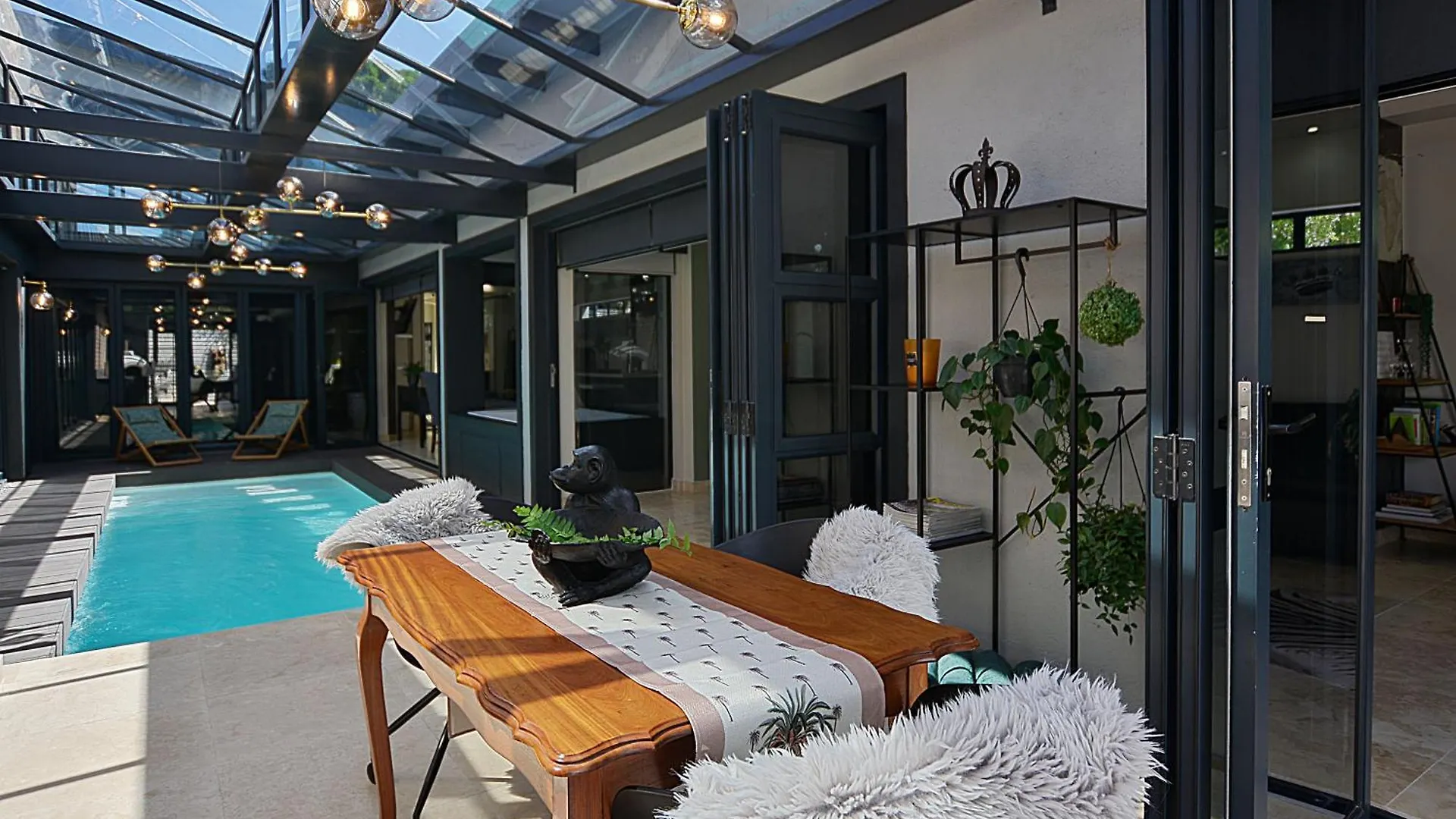 Apartment Crown Comfort - Affordable Luxury - Private Heated Pool & Hot Tub Under Roof Cape Town