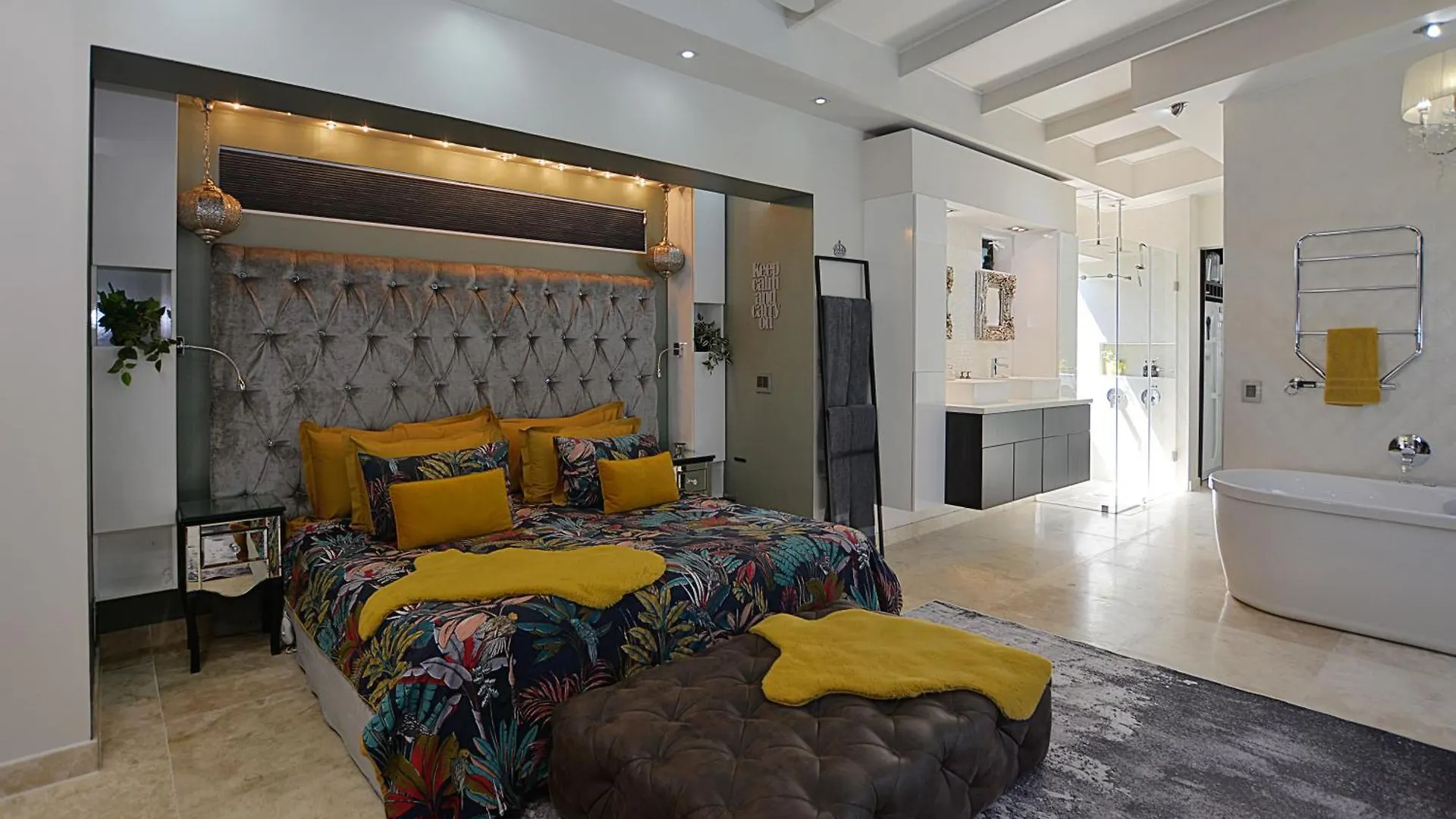 Apartment Crown Comfort - Affordable Luxury - Private Heated Pool & Hot Tub Under Roof Cape Town