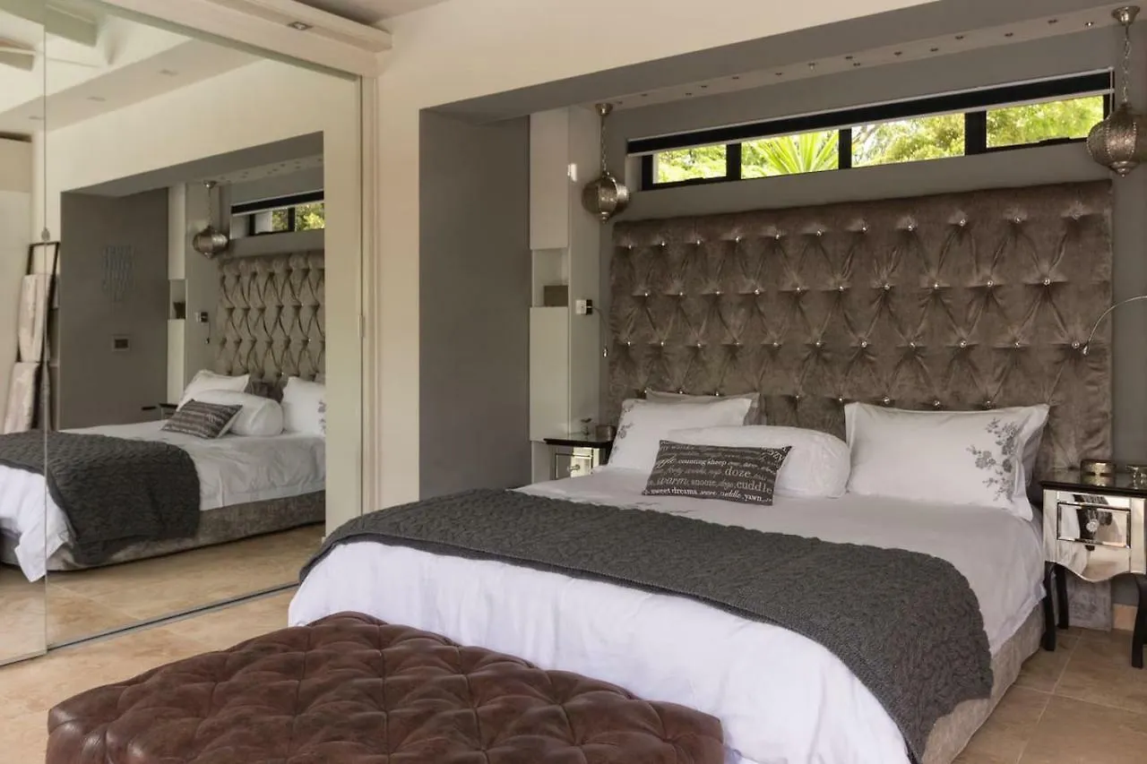 Apartment Crown Comfort - Affordable Luxury - Private Heated Pool & Hot Tub Under Roof Cape Town