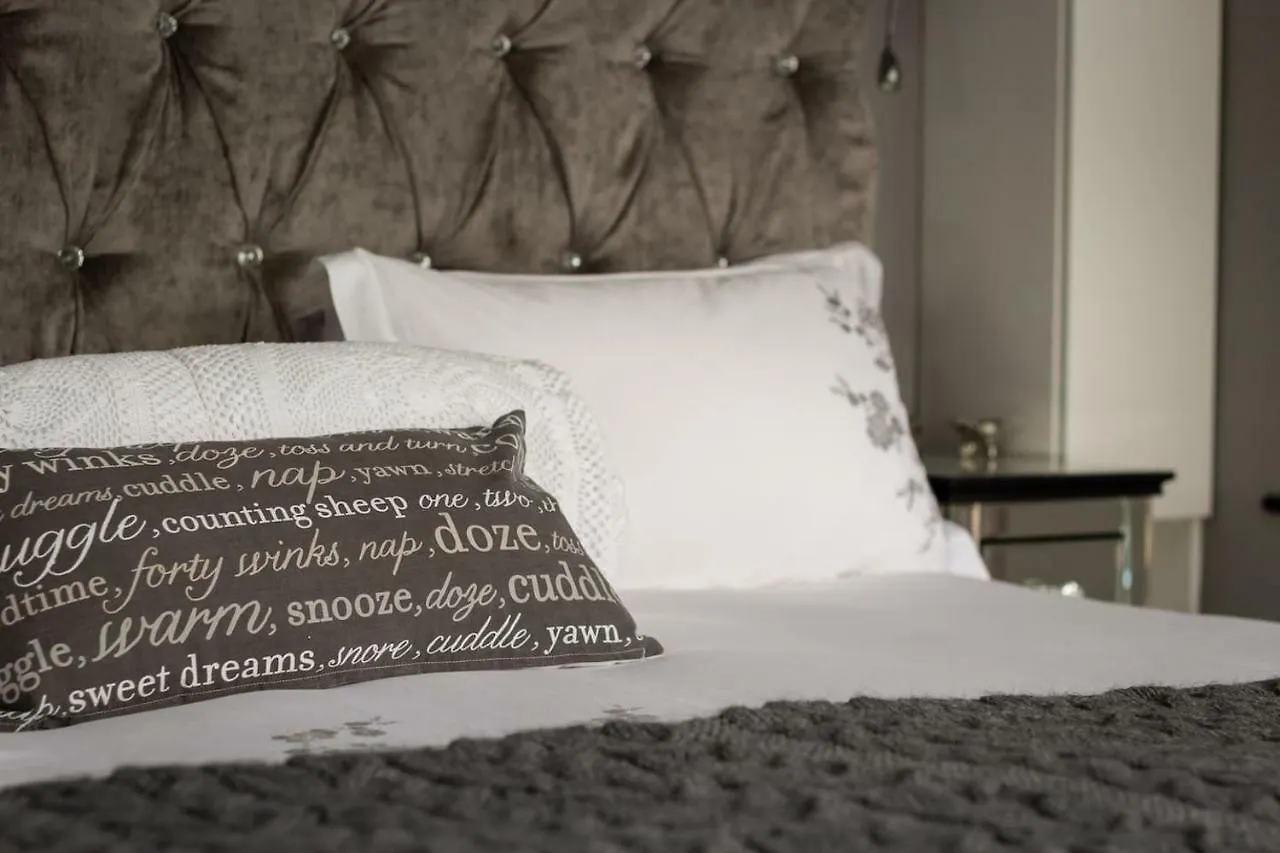 Apartment Crown Comfort - Affordable Luxury - Private Heated Pool & Hot Tub Under Roof Cape Town
