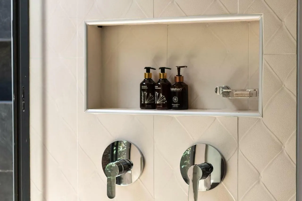 Crown Comfort - Affordable Luxury - Private Heated Pool & Hot Tub Under Roof Cape Town Apartment