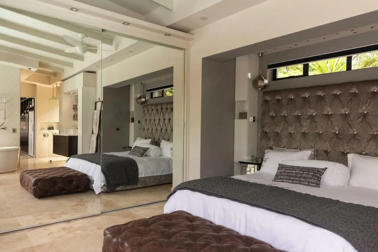 Crown Comfort - Affordable Luxury - Private Heated Pool & Hot Tub Under Roof Cape Town Apartment